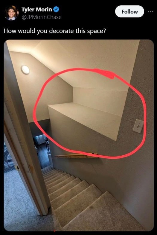 How would you decorate this space? Человек просит совета, как оформить свободное пространство на стене над лестницей, обведенное красным кругом.