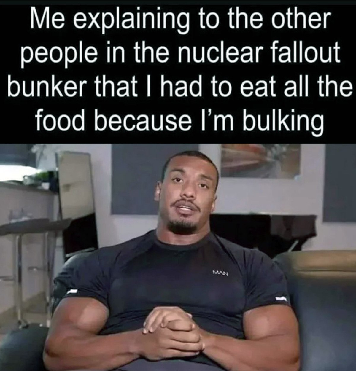 I'm bulking Накаченный мужчина объясняет, что он съел всю еду в бункере, потому что набирал массу.