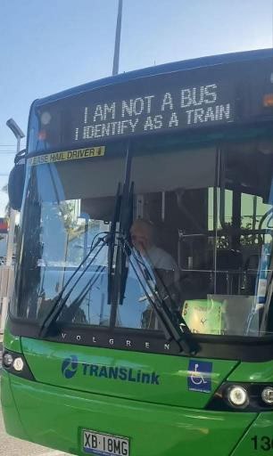 Я не автобус, я идентифицирую себя как поезд Автобус "TransLink" с надписью "Я не автобус, я идентифицирую себя как поезд" на табло маршруте.
