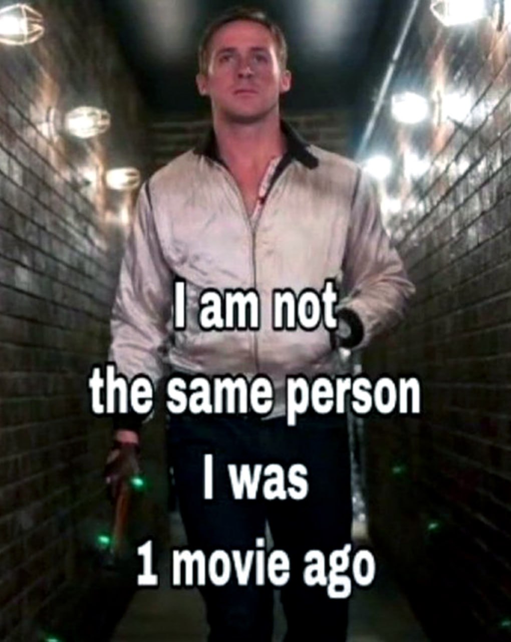 I am not the same person I was 1 movie ago Райан Гослинг из фильма «Драйв» идёт по тёмному коридору, а на его изображении надпись «Я не тот человек, которым был 1 фильм назад»