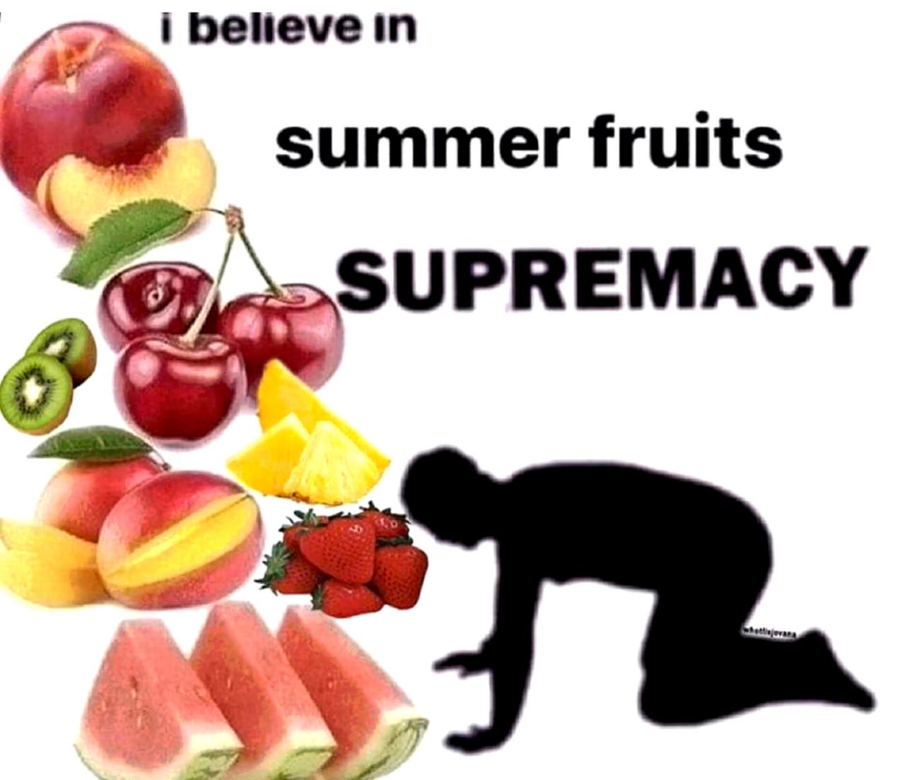 I believe in summer fruits supremacy Мем с надписью «Я верю в превосходство летних фруктов» и черным силуэтом человека на коленях, который поклоняется фруктам.