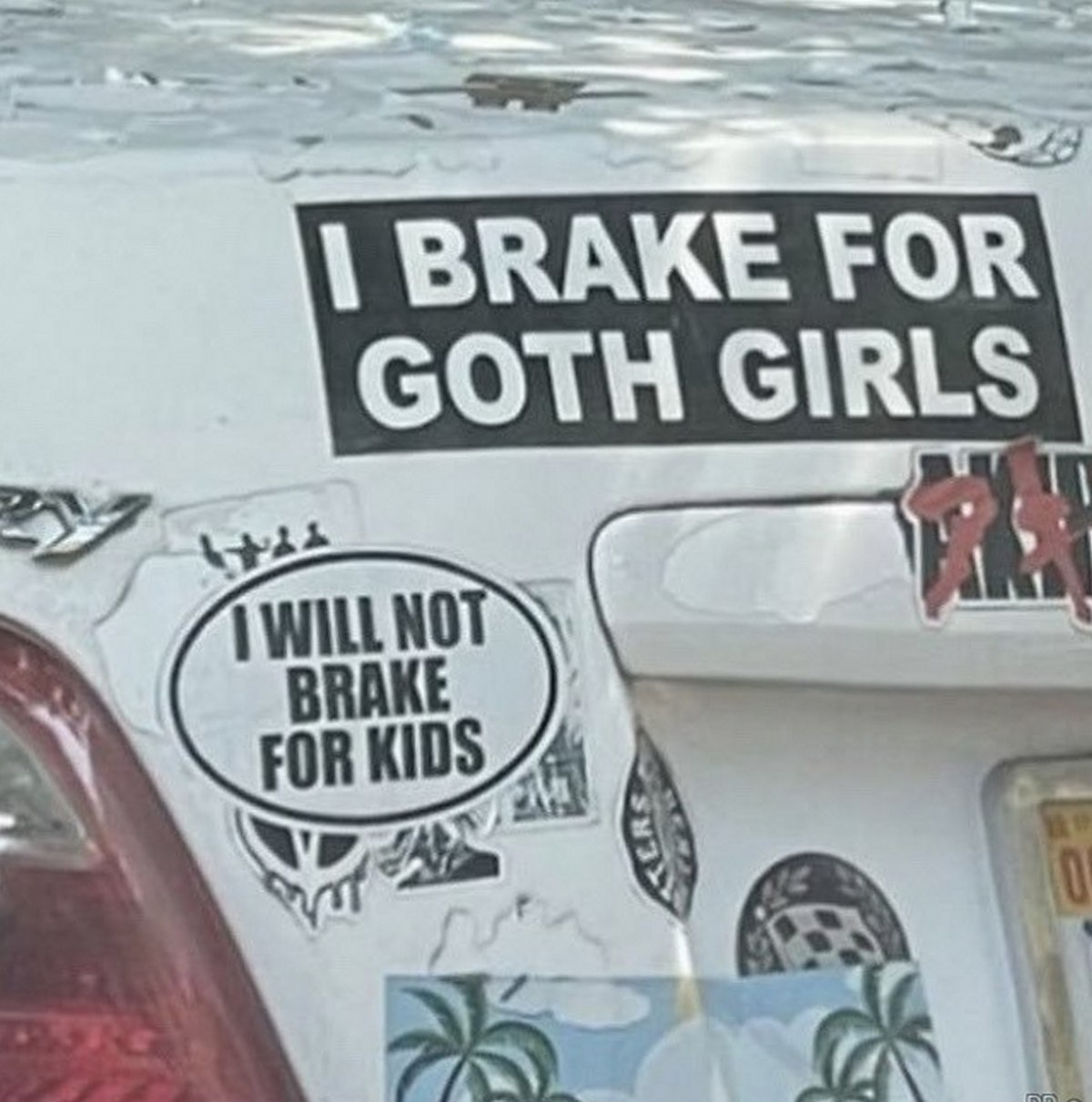 I brake for goth girls I will not brake for kids Наклейки на машине "I brake for goth girls" и "I will not brake for kids", выражающие спорные предпочтения водителя.