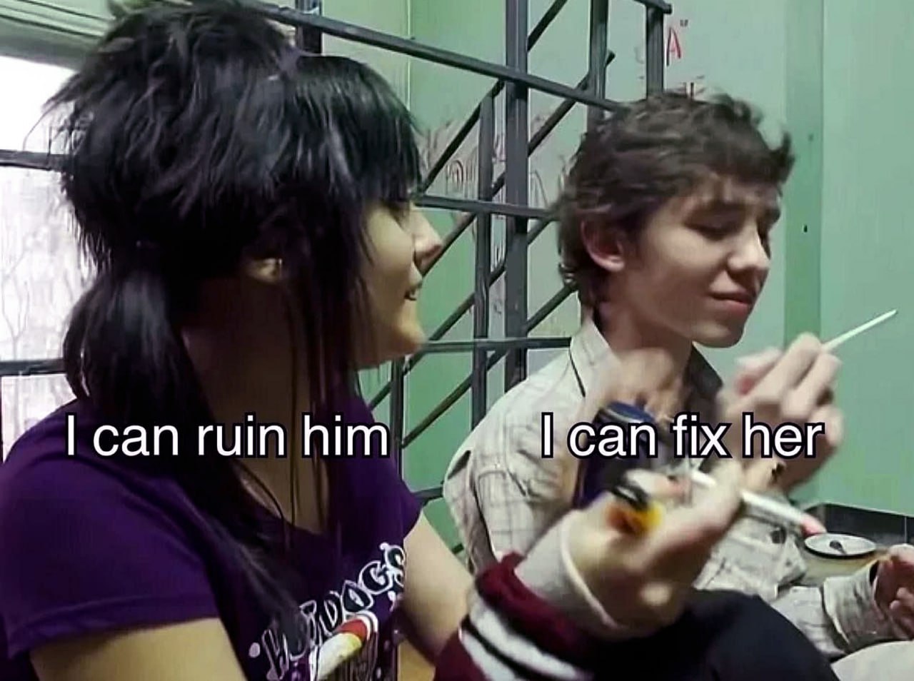 I can ruin him I can fix her Мем, где девушка говорит «I can ruin him», а парень отвечает «I can fix her», выражая распространенные гендерные стереотипы в отношениях.