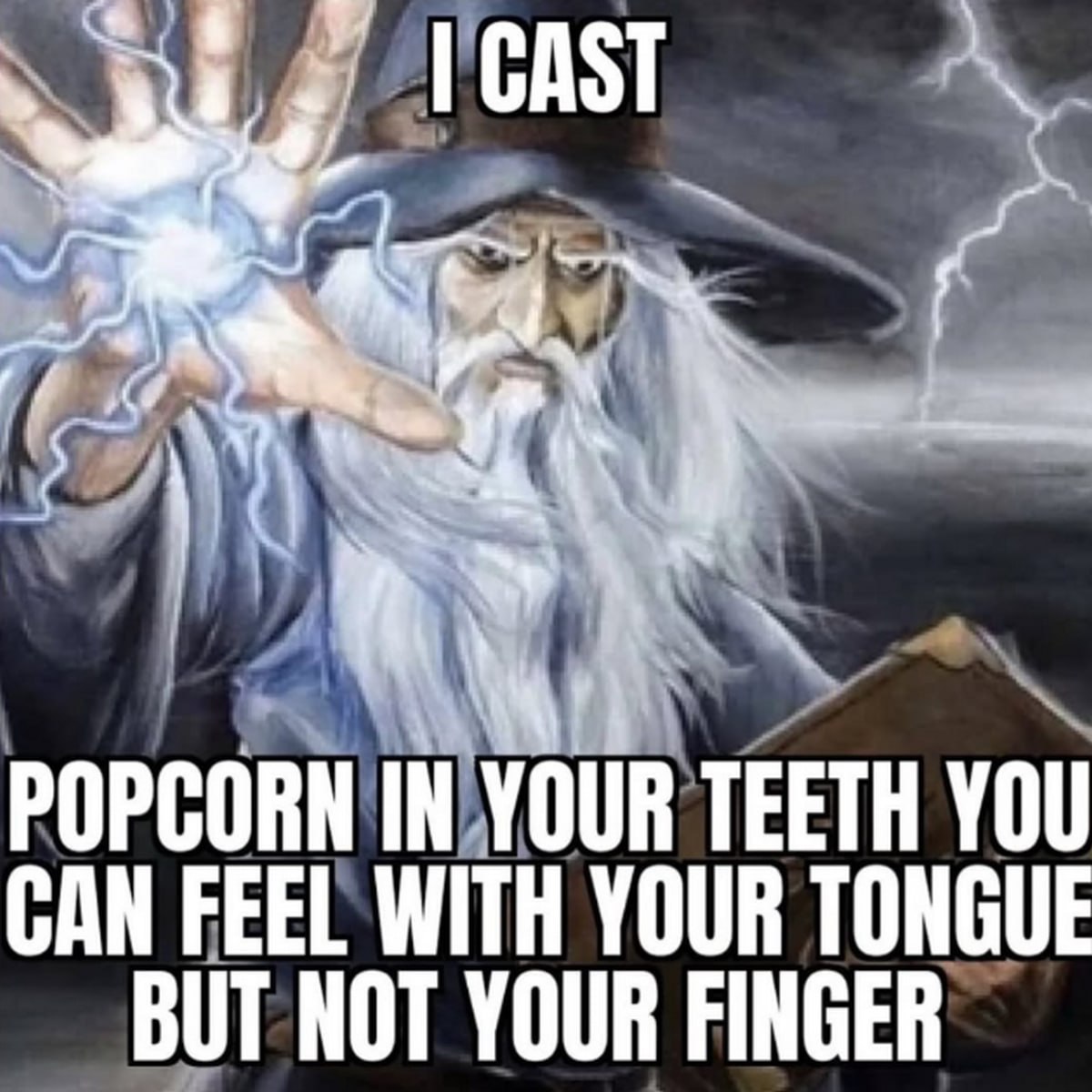 I cast popcorn in your teeth Мем с изображением злого волшебника, который произносит заклинание и говорит: «Я колдую попкорн у тебя в зубах, который ты можешь почувствовать языком, но не можешь достать пальцем».