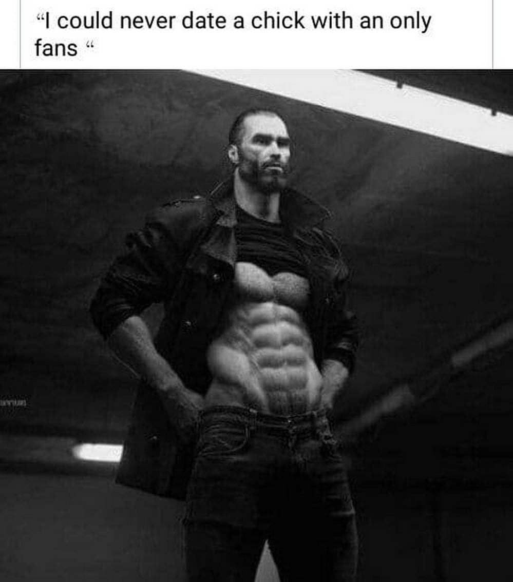 I could never date a chick with an only fans На черно-белом изображении брутальный мужчина с подтянутым торсом и бородой стоит в тёмном помещении, приподняв майку, чтобы показать свой пресс. Над ним сверху находится надпись на английском языке.