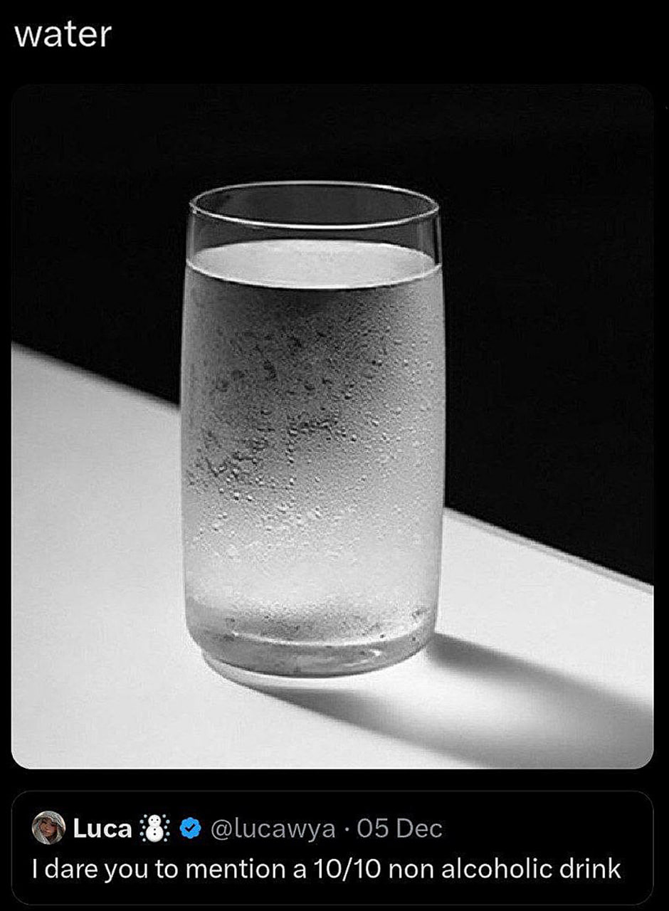 I dare you to mention a 10/10 non alcoholic drink Мем с изображением стакана воды и надписью «I dare you to mention a 10/10 non alcoholic drink»