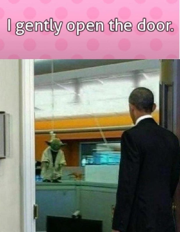 I gently open the door Барак Обама открывает дверь и видит фигурку Йоды
