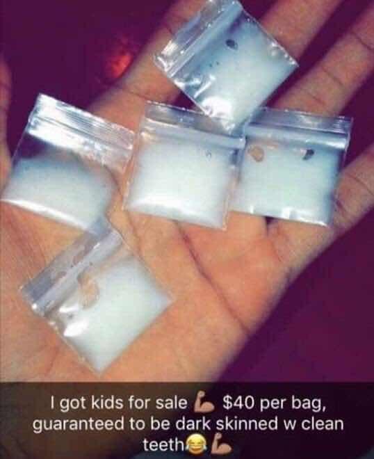 I got kids for sale Мем с рукой, на которой лежат пять прозрачных пакетиков с белым порошком, и подписью: «У меня есть дети на продажу. 40 долларов за сумку, гарантированно будут темнокожими с чистыми зубами».