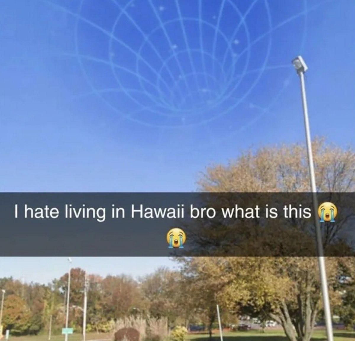 I hate living in Hawaii bro what is this Мем, где пользователь жалуется на жизнь на Гавайях, хотя на фото явно не Гавайи, а в небе виден эффект искривления пространства.