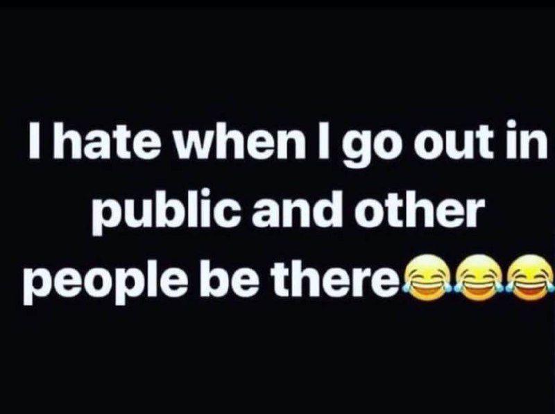 I hate when I go out in public and other people be there Мем с надписью «Я ненавижу, когда выхожу на публику, а там другие люди» на черном фоне.