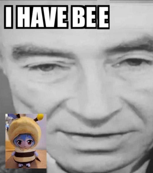I have bee Мем с фразой «I have bee» и плюшевой игрушкой в костюме пчелы на фоне мужчины в серых тонах.