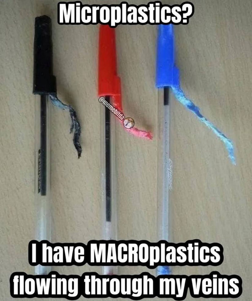 I have MACROplastics flowing through my veins Макропластик в венах: мем с ручками и микропластиком