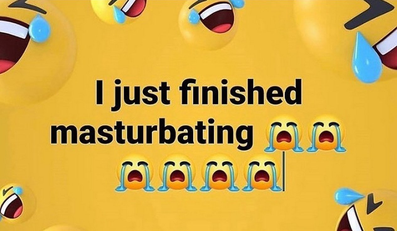 I just finished masturbating Мем, на котором изображены эмодзи, плачущие от смеха, и надпись «I just finished masturbating» на желтом фоне.