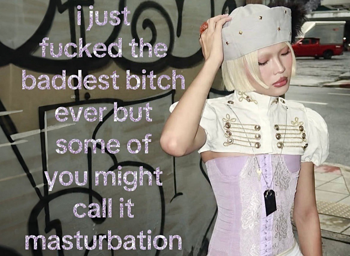 Девушка в стильном образе на улице, рядом крупная надпись: «I just fucked the baddest bitch ever but some of you might call it masturbation»