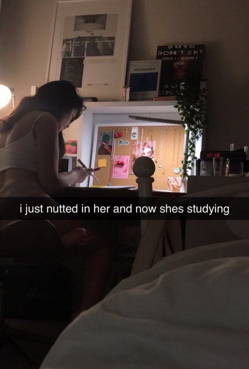 I just nutted in her and now shes studying Девушка сидит за столом и занимается учебой после секса, согласно подписи на снимке. Изображение, сделанное в спальне, демонстрирует контраст между интимными моментами и повседневными обязанностями.