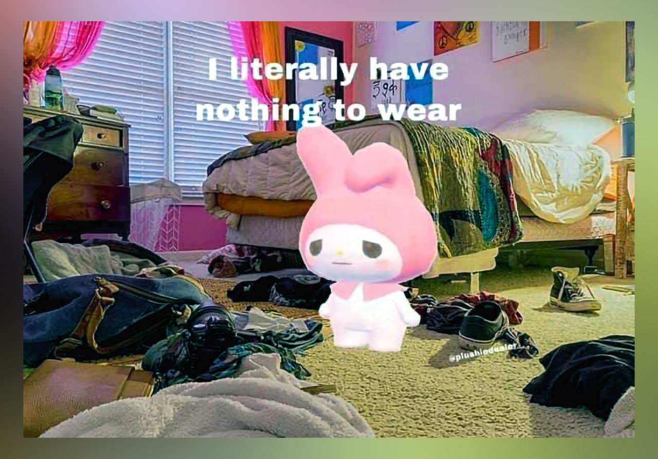 Мне буквально нечего надеть My Melody Игрушка My Melody стоит в захламленной комнате, полной одежды, со словами "Мне буквально нечего надеть"