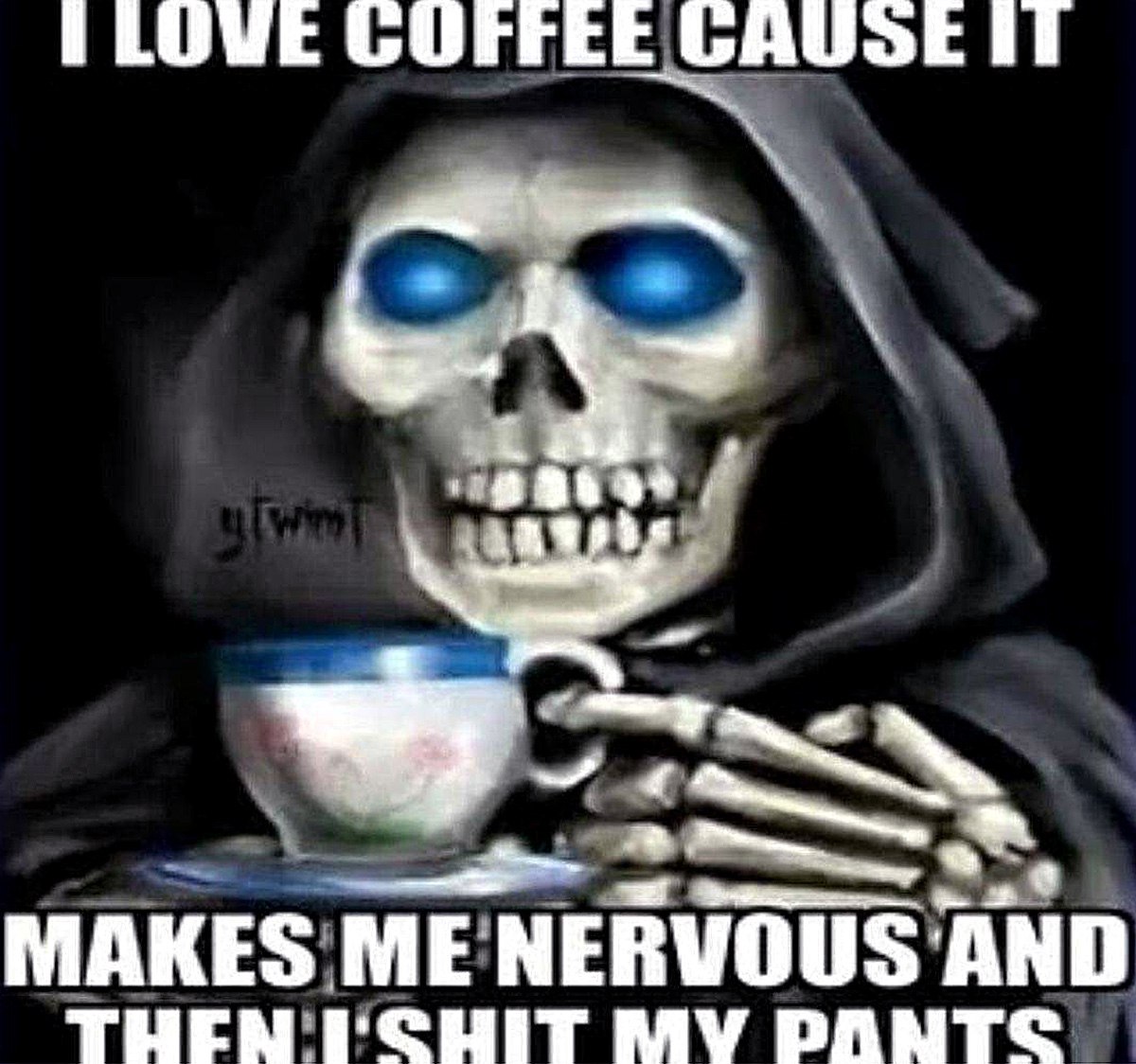 I love coffee cause it makes me nervous and then I shit my pants Мрачный Жнец с чашкой кофе и забавной подписью о его воздействии.