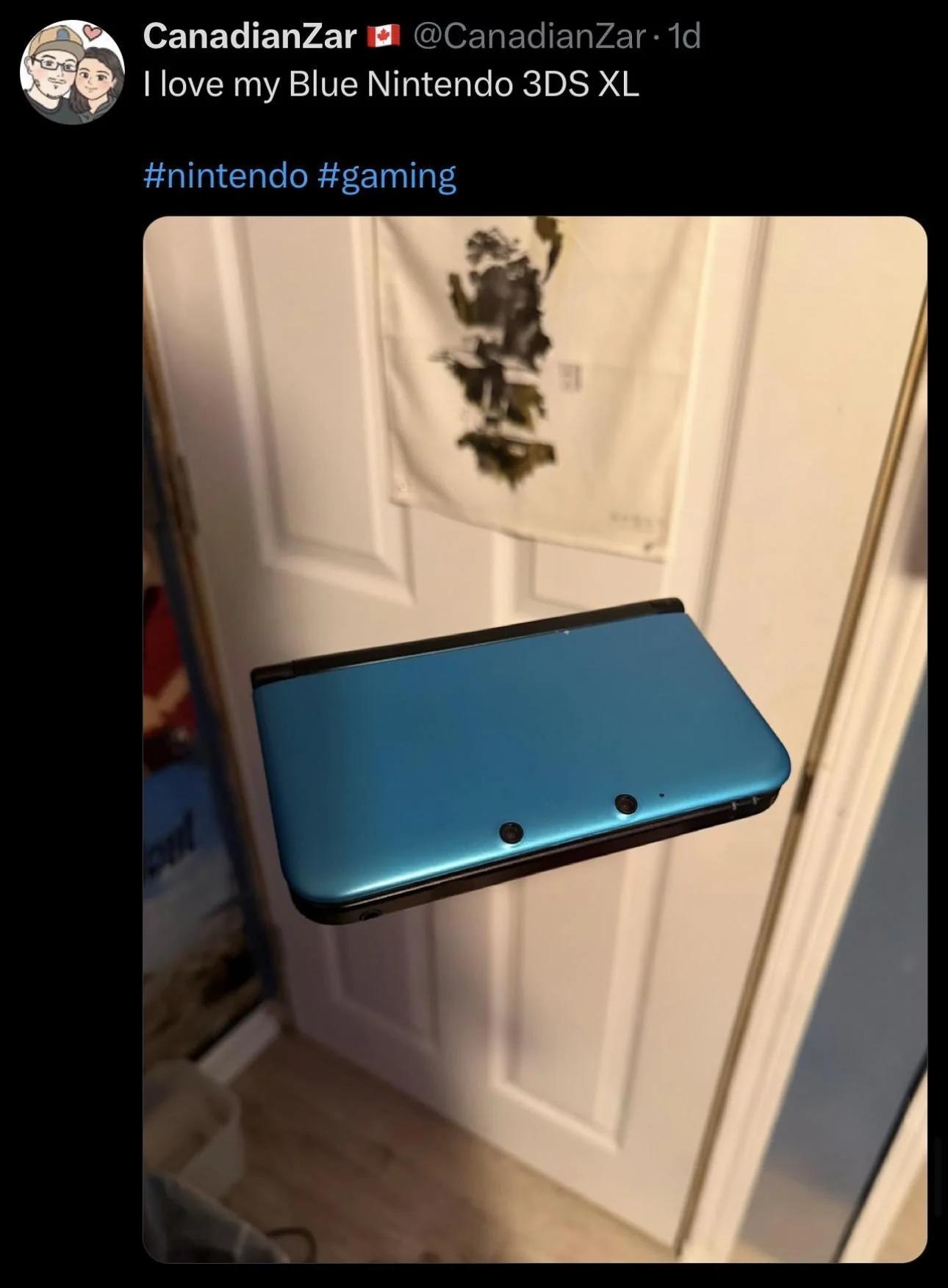 Синяя Nintendo 3DS XL словно парит в воздухе перед дверью — «Я люблю свою синюю Nintendo 3DS XL».