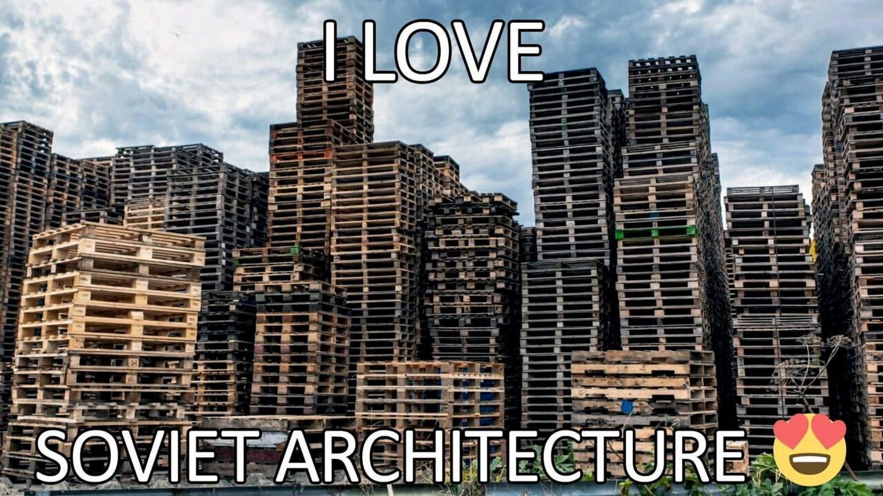 I Love Soviet Architecture Мем "Я люблю советскую архитектуру" с паллетами, сложенными в виде зданий и соответствующей надписью.