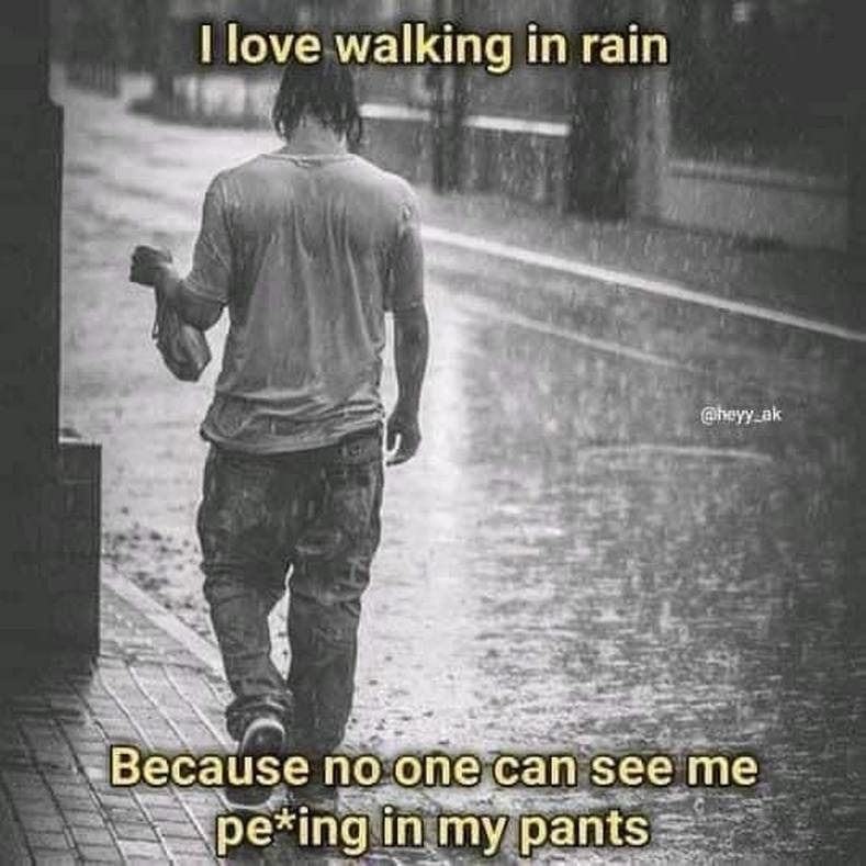 I love walking in rain Мужчина гуляет под дождем, потому что никто не видит, как он писает в штаны