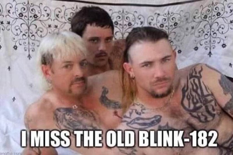 I miss the old Blink-182 Мем с Джо Экзотиком и другими мужчинами, лежащими на простыне с надписью "I MISS THE OLD BLINK-182".