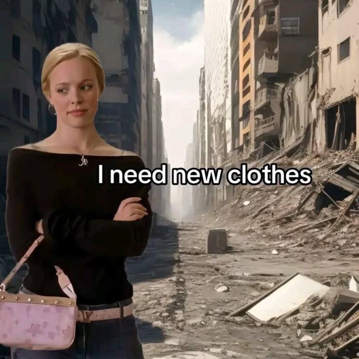 I need new clothes на фоне разрушенного города Девушка говорит «I need new clothes» на фоне разрушенного города
