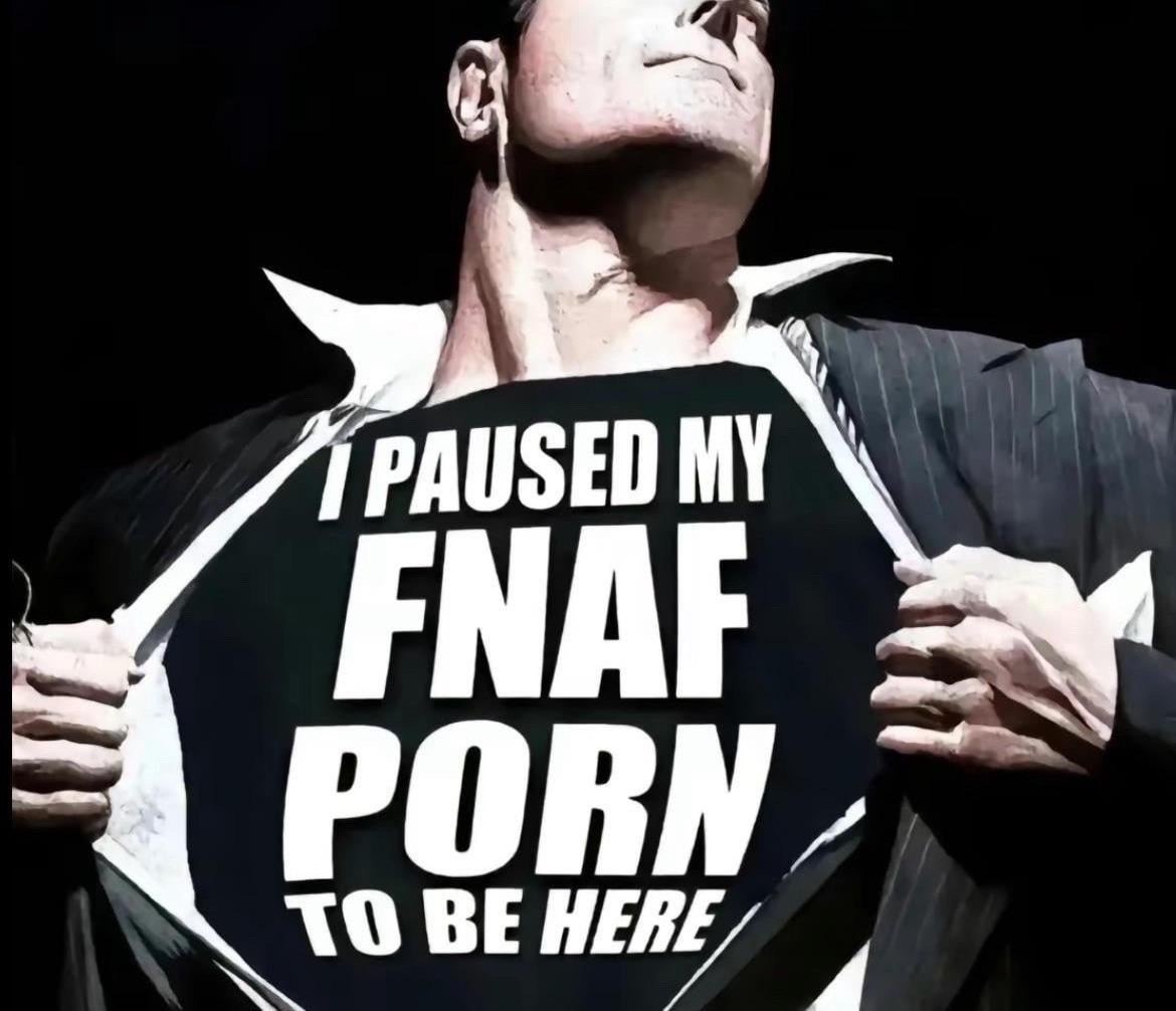 I paused my FNAF porn to be here Мужчина расстегивает рубашку, чтобы показать черную футболку с надписью «Я поставил на паузу свое порно FNAF, чтобы быть здесь»