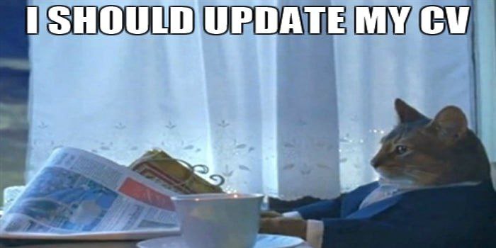 I should update my CV Кот в костюме сидит за столом и думает: "Мне нужно обновить свое резюме"