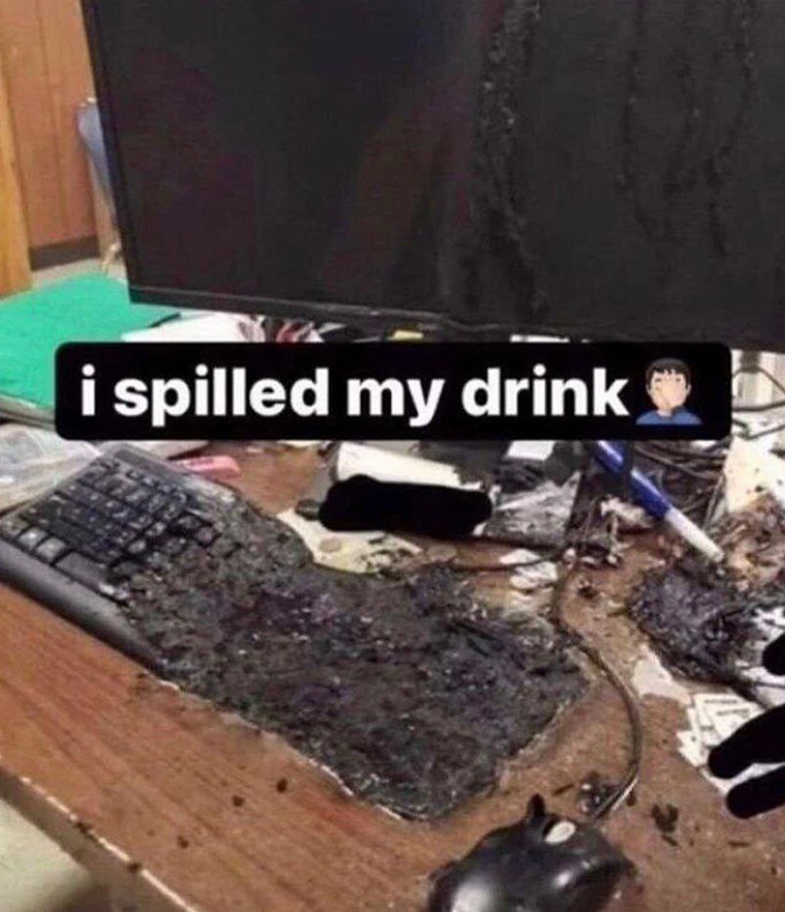 i spilled my drink На изображении показан монитор, клавиатура и компьютерная мышь, залитые грязью и как будто после взрыва. Наверху монитора видна надпись «i spilled my drink» и эмодзи человека, пожимающего плечами.