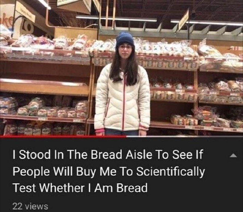 I stood in the bread aisle to see if people will buy me to scientifically test whether I am bread Девушка в магазине, стоящая в хлебном отделе, чтобы проверить, купит ли ее кто-нибудь, чтобы научно подтвердить, является ли она хлебом