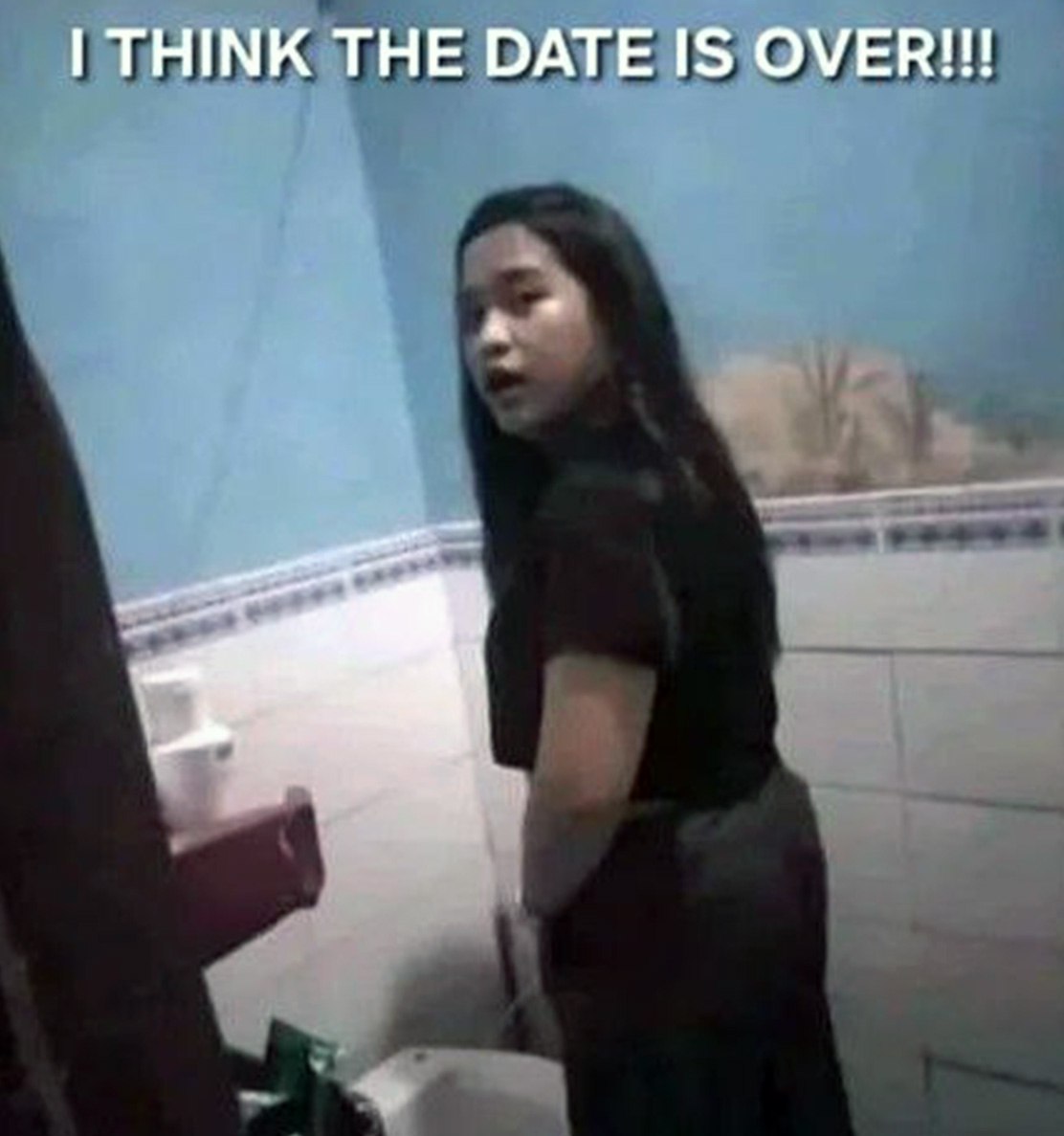 I think the date is over Девушка в ванной комнате, кажется, свидание закончилось
