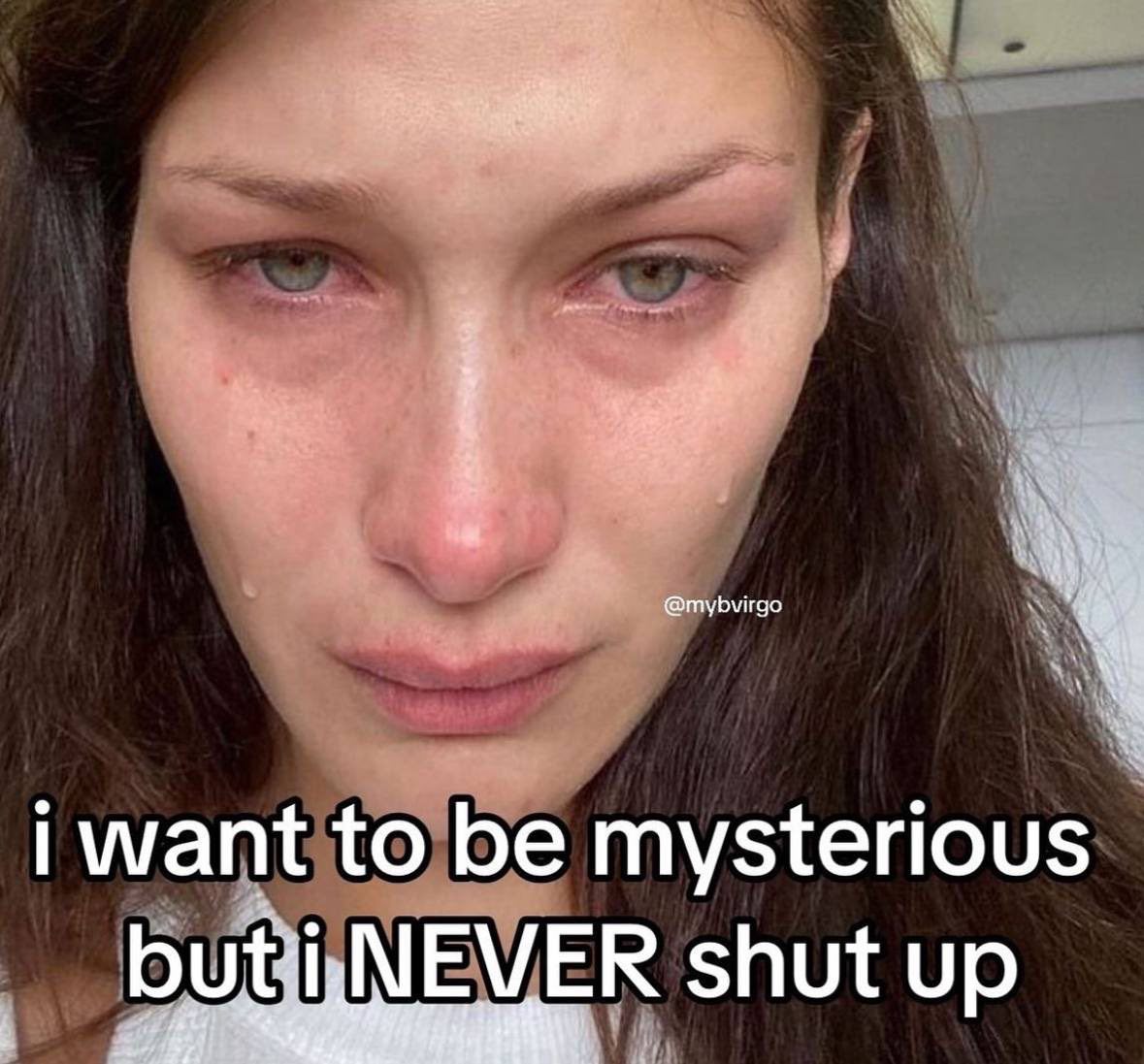 I want to be mysterious but I NEVER shut up Плачущая Белла Хадид с подписью «Я хочу быть загадочной, но НИКОГДА не затыкаюсь»