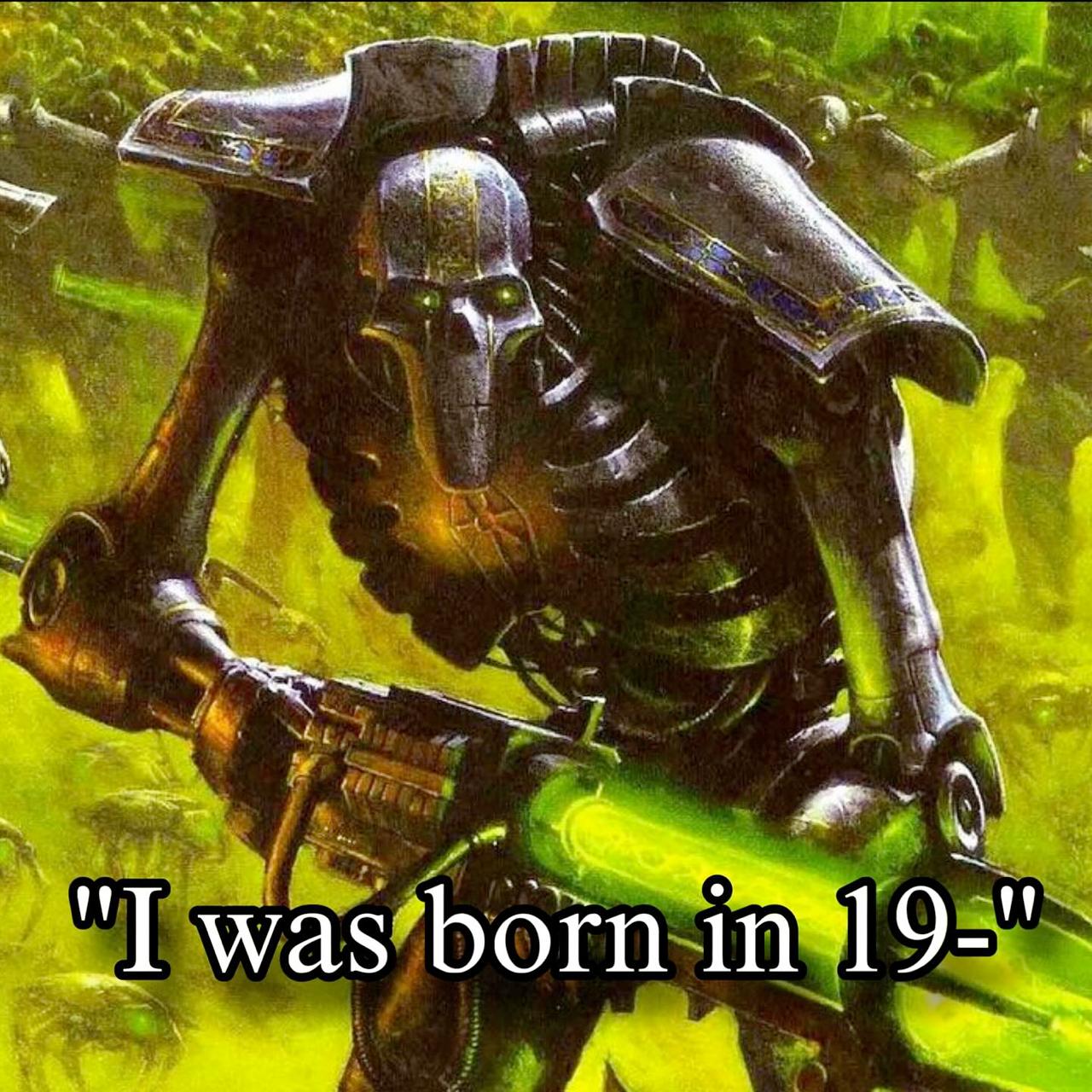 Я родился в 19- Некрон, робот из Warhammer 40000, в котором виден его скелет, со светящимися глазами и держащий футуристическую пушку, которая испускает зеленый свет.
