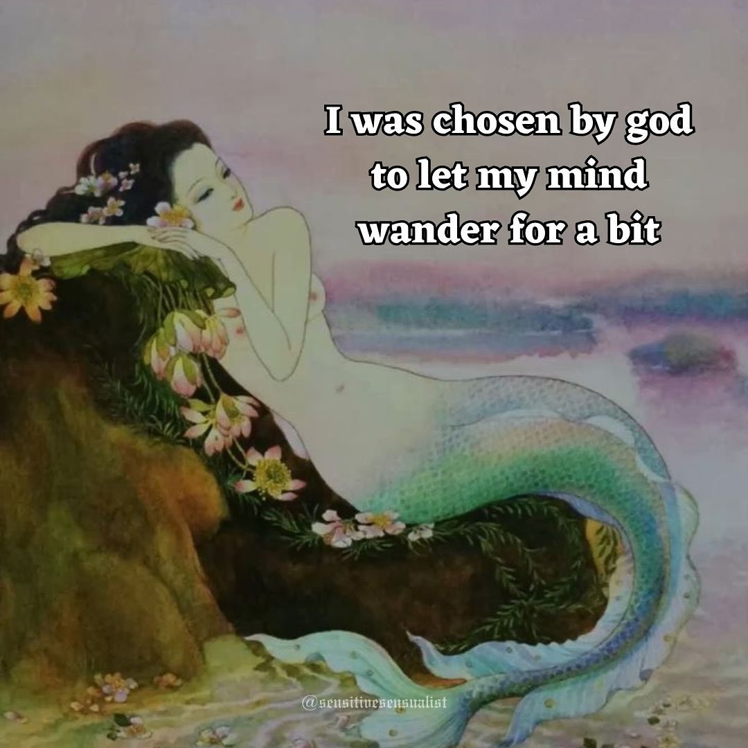 Русалка отдыхает у моря с подписью «I was chosen by god to let my mind wander for a bit» — «Бог избрал меня, чтобы я немного позволила своим мыслям блуждать».
