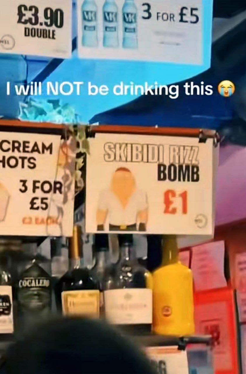 Я НЕ буду это пить Skibidi Rizz Bomb Мем, где посетитель бара отказывается пить коктейль Skibidi Rizz Bomb, названный в честь популярного тренда "Скибиди Туалет" и с нарисованным Питером Гриффином.