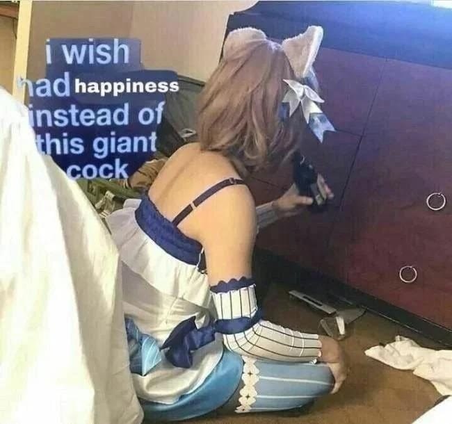 Девушка в костюме горничной сидит перед экраном с надписью «I wish I had happiness instead of this giant cock» — «Жаль, что вместо счастья у меня этот гигантский член».