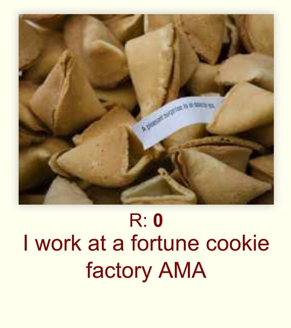 I work at a fortune cookie factory AMA Мем с надписью «I work at a fortune cookie factory AMA» и печеньями с предсказаниями.