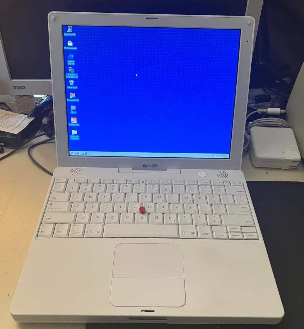 iBook G4 с синим экраном смерти Ноутбук iBook G4 с синим экраном смерти и меню Пуск Windows