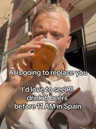 I'd love to see AI drink 6 beers before 11 AM in Spain Мужчина пьет пиво утром в Испании и говорит, что хотел бы увидеть, как ИИ выпьет 6 кружек пива до 11 утра в Испании.