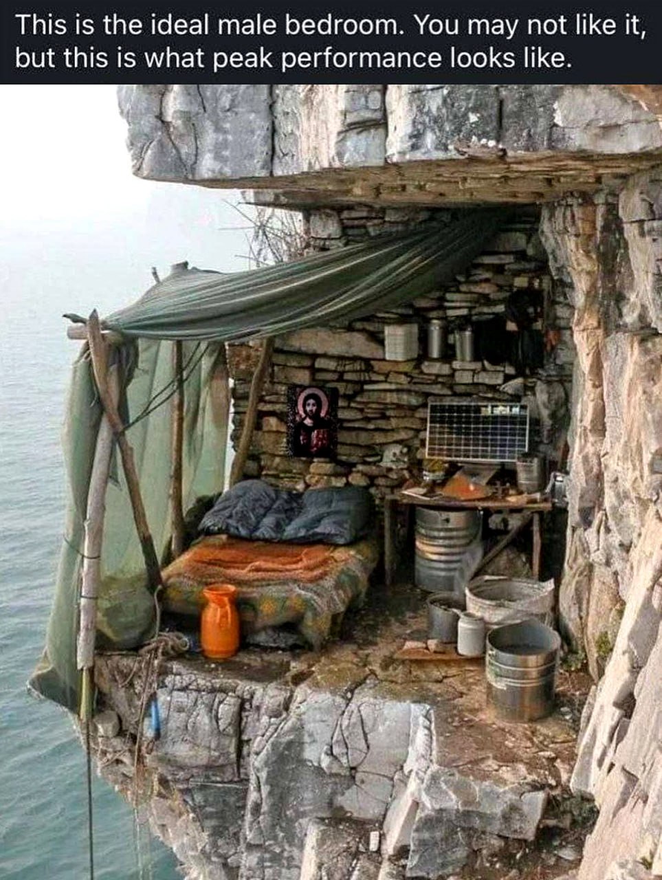 This is the ideal male bedroom Мужская спальня на краю обрыва над водой
