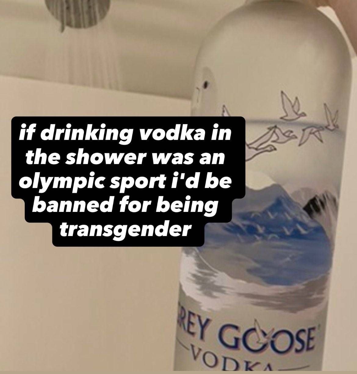 Бутылка водки Grey Goose в душе с шуткой о дисквалификации с олимпийских соревнований.