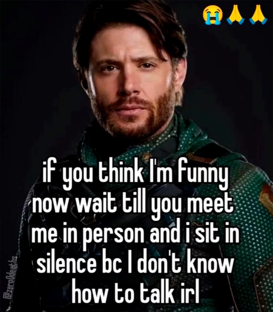 If you think I’m funny now wait till you meet me in person Мем с текстом "If you think I’m funny now wait till you meet me in person and I sit in silence bc I don’t know how to talk irl", на котором изображен Дженсен Эклс в образе Солдата из сериала "Пацаны".