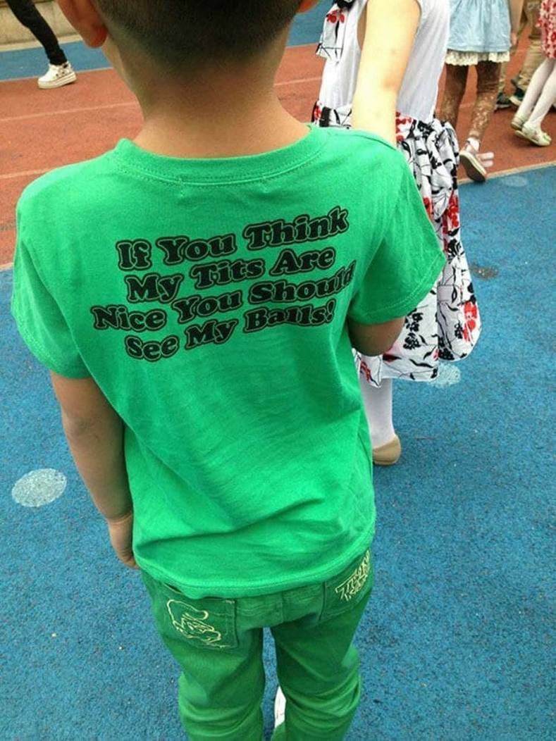 If you think my tits are nice Ребенок в зеленой футболке с надписью: If you think my tits are nice you should see my balls!