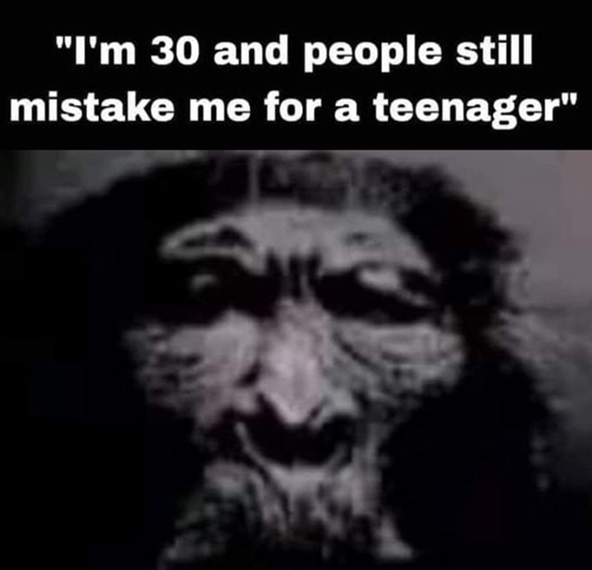 I'm 30 and people still mistake me for a teenager Лицо старого и морщинистого человека, которое выглядит очень уставшим, и надпись "I'm 30 and people still mistake me for a teenager".