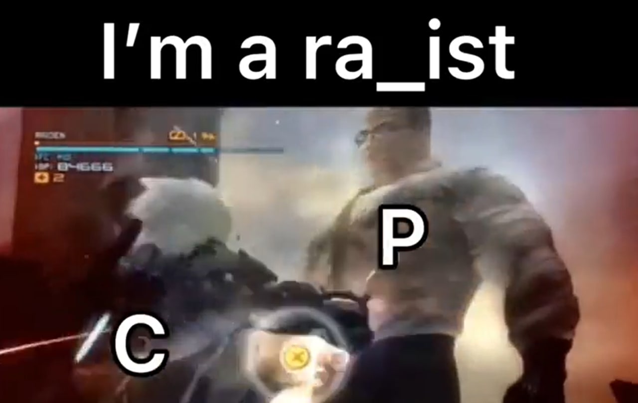 Я ра_ист Персонажи из видеоигры Metal Gear Rising: Revengeance, Райден и Сенатор Армстронг, сражаются, а на экране отображается "Я ра_ист".