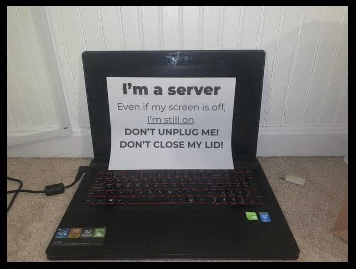 I'm a server. Even if my screen is off, I'm still on Ноутбук с надписью «Я сервер. Даже если мой экран выключен, я все еще включен»