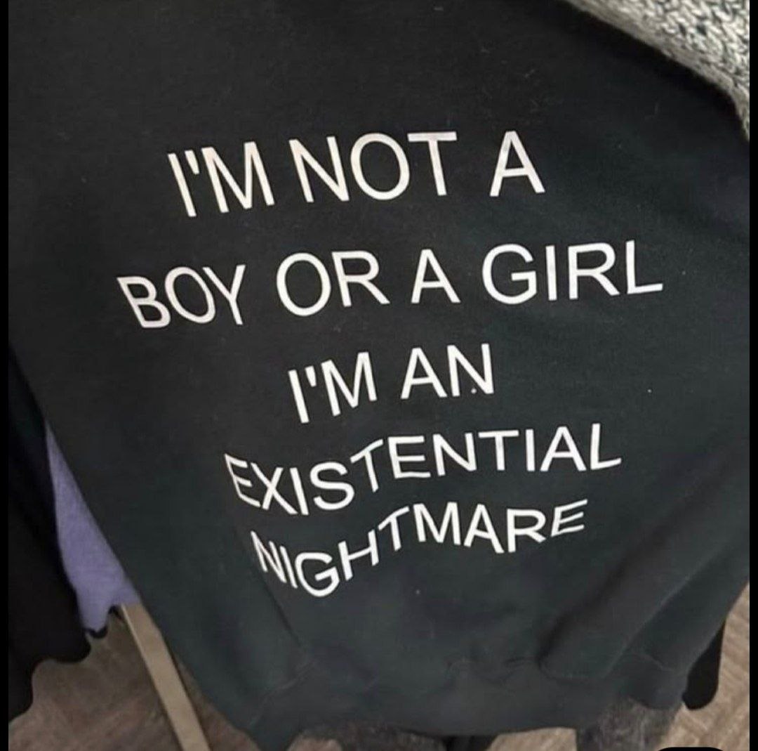 Черная футболка с надписью «I'M NOT A BOY OR A GIRL. I'M AN EXISTENTIAL NIGHTMARE» — «Я не мальчик и не девочка, я экзистенциальный кошмар».