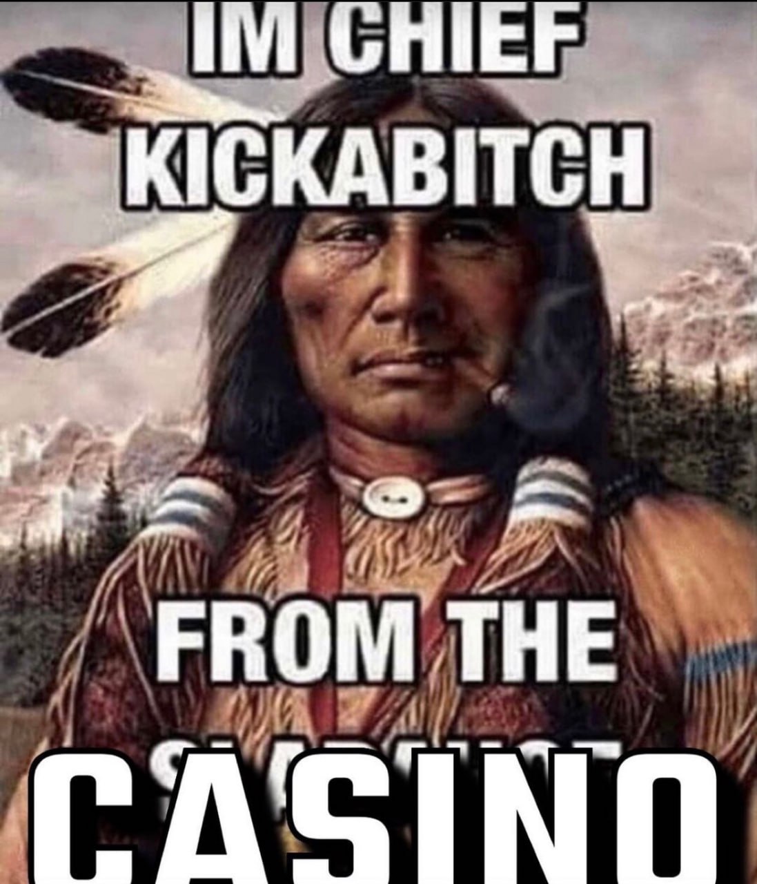 Я вождь Кикабич из казино Мем с индейцем и надписью "IM CHIEF KICKABITCH FROM THE CASINO"