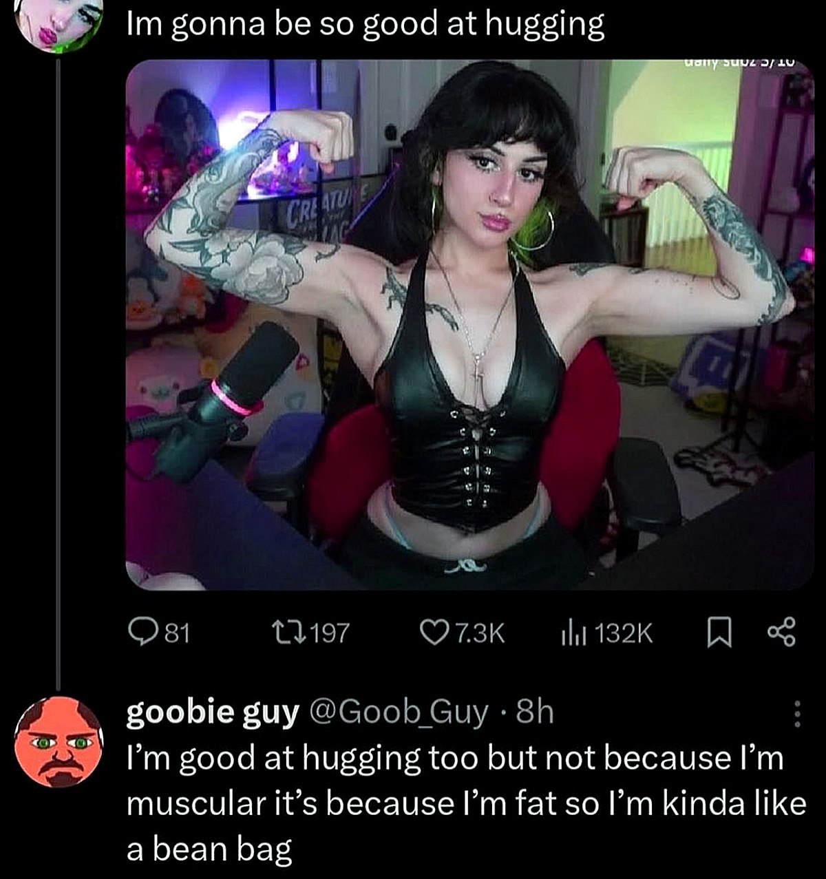 Im gonna be so good at hugging Девушка-стримерша показывает свои мускулы, и пользователь внизу комментирует, что он тоже хорош в объятиях, но потому что он толстый, как мешок с фасолью.