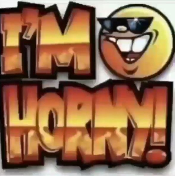 I'm horny с прикольным смайликом Мем «I'm horny» с объемными буквами и смайликом в очках, который улыбается, показывая два больших зуба.